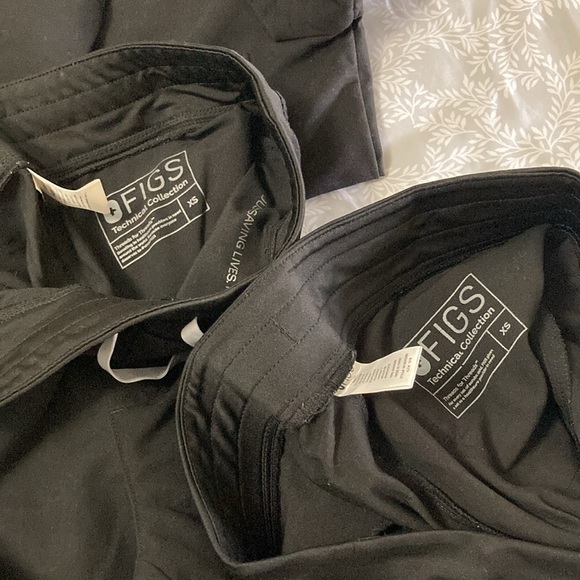 2 Sets of XS FIGS Technical Collection Scrubs in Black - Picture 4 of 4
